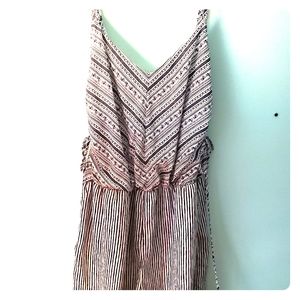 Patterned Nvy/White Romper w/ ties on side.